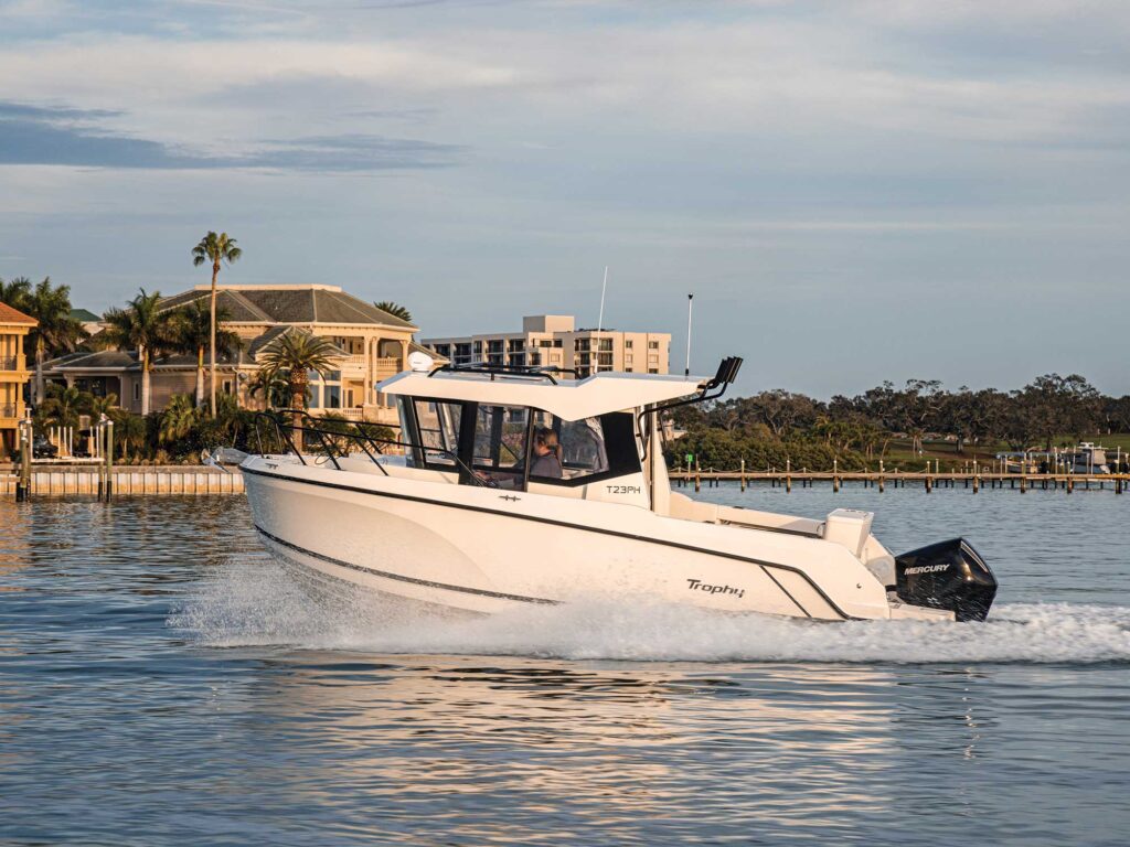 Bayliner Trophy T23 Pilothouse running near shore