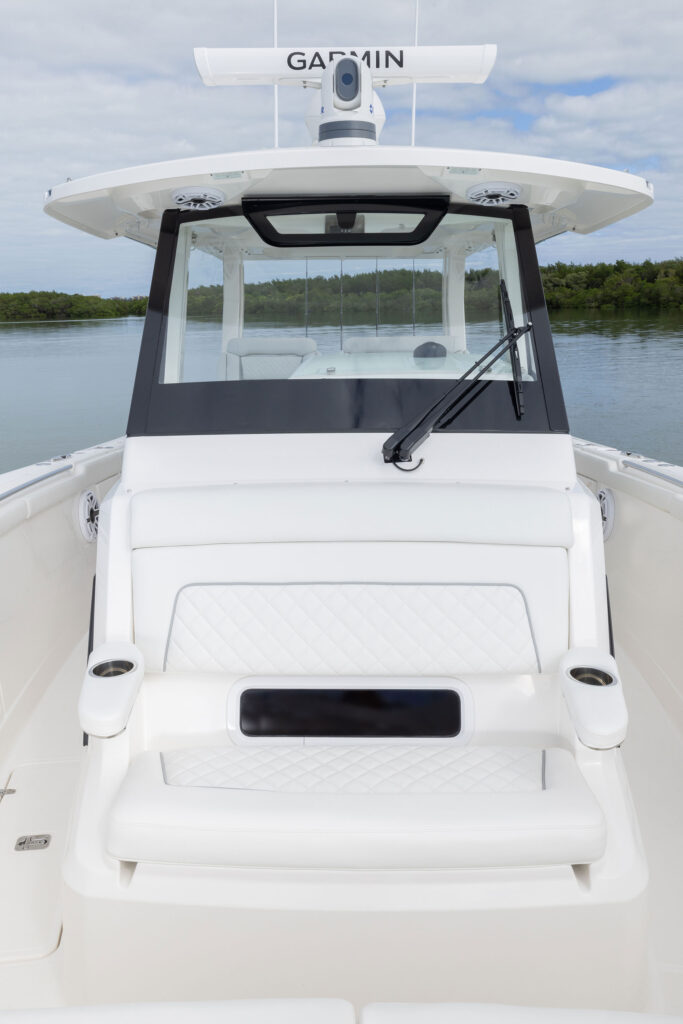 Pursuit S 328 Sport console seating