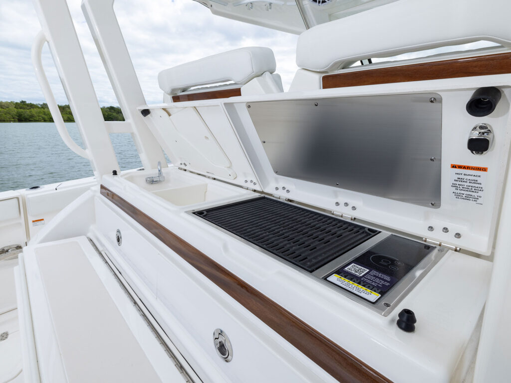 Pursuit S 328 Sport cockpit grill