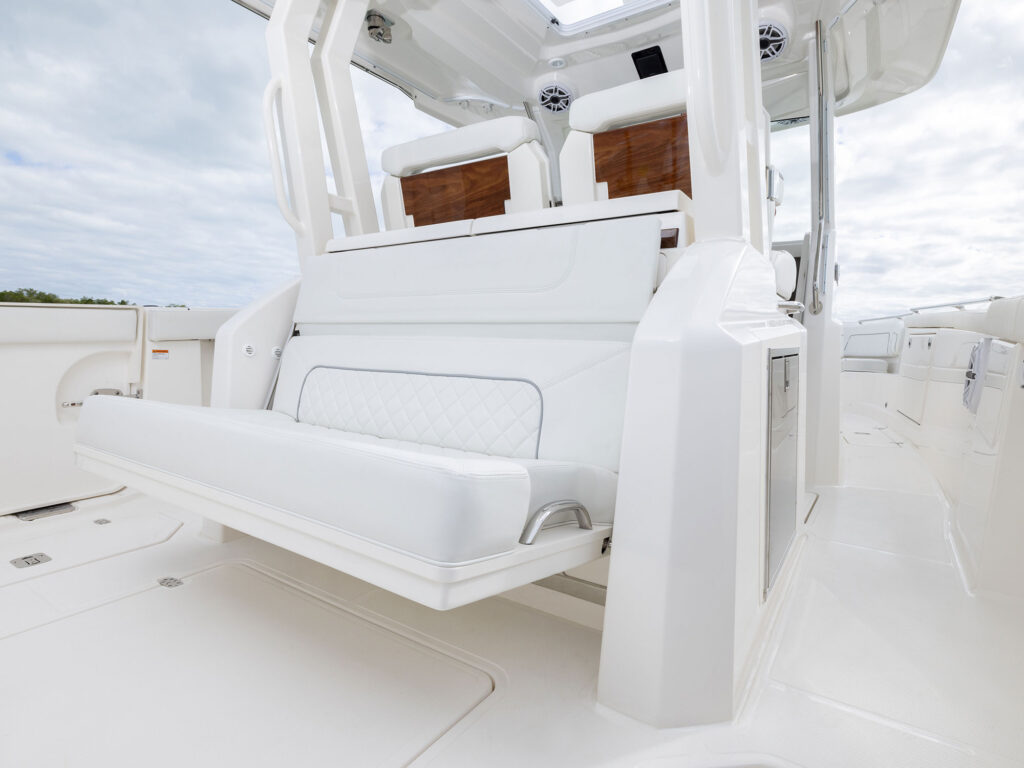 Pursuit S 328 Sport cockpit seating