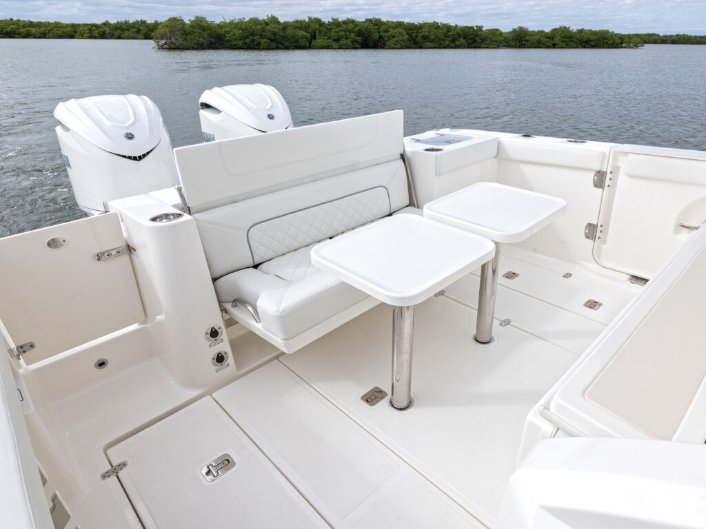 Pursuit S 328 Sport aft seating