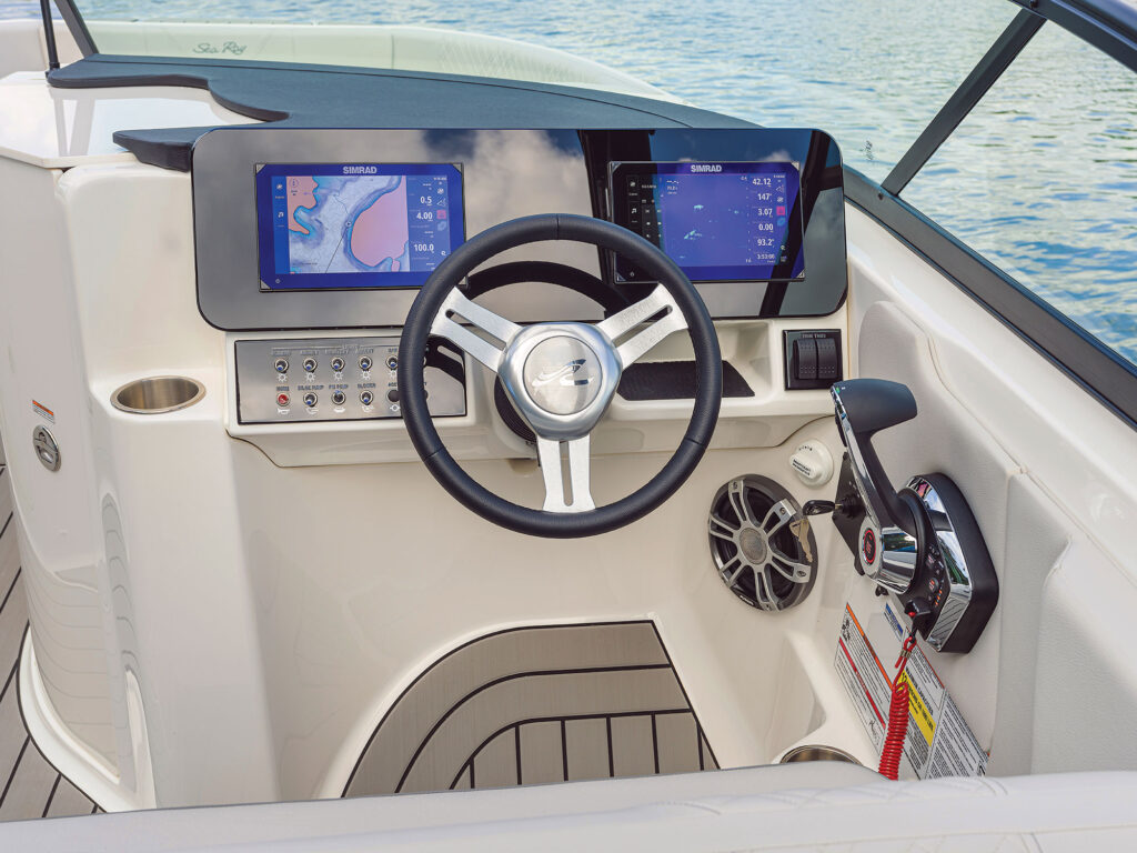 Sea Ray SDX 250 OB helm