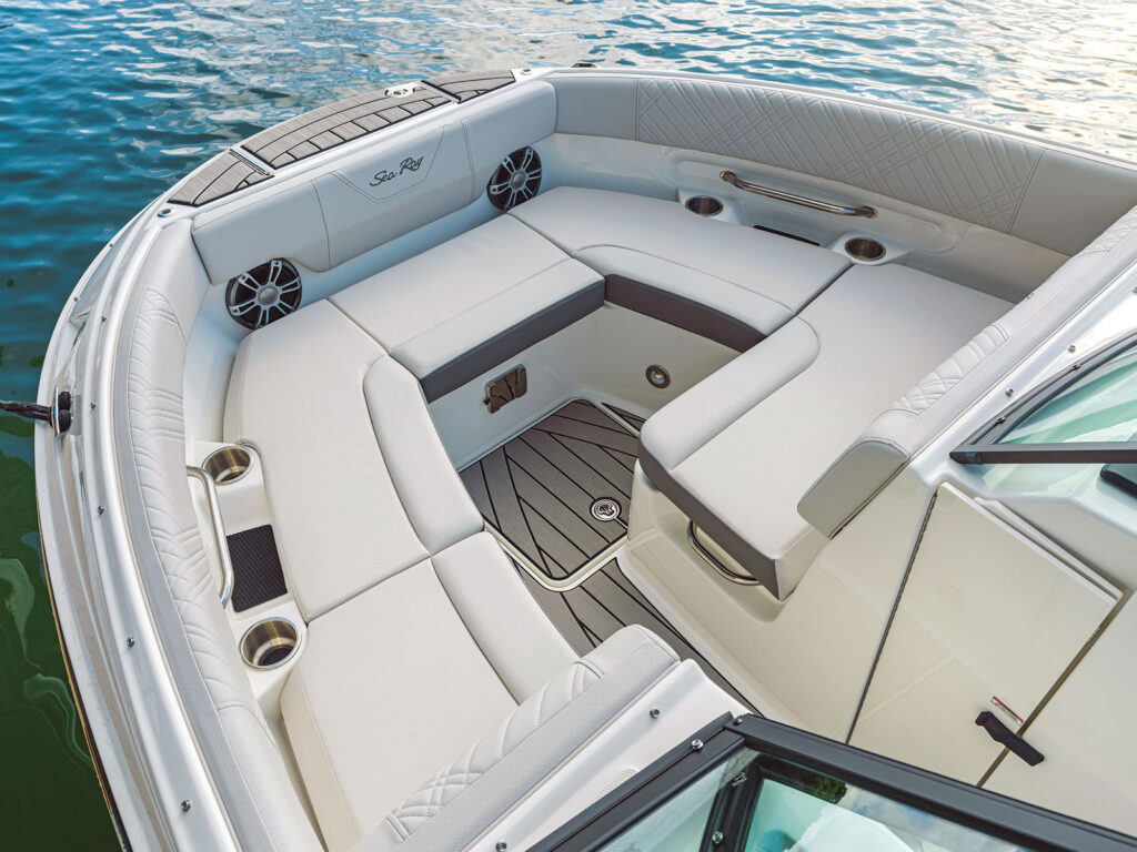 Sea Ray SDX 250 OB bow seating