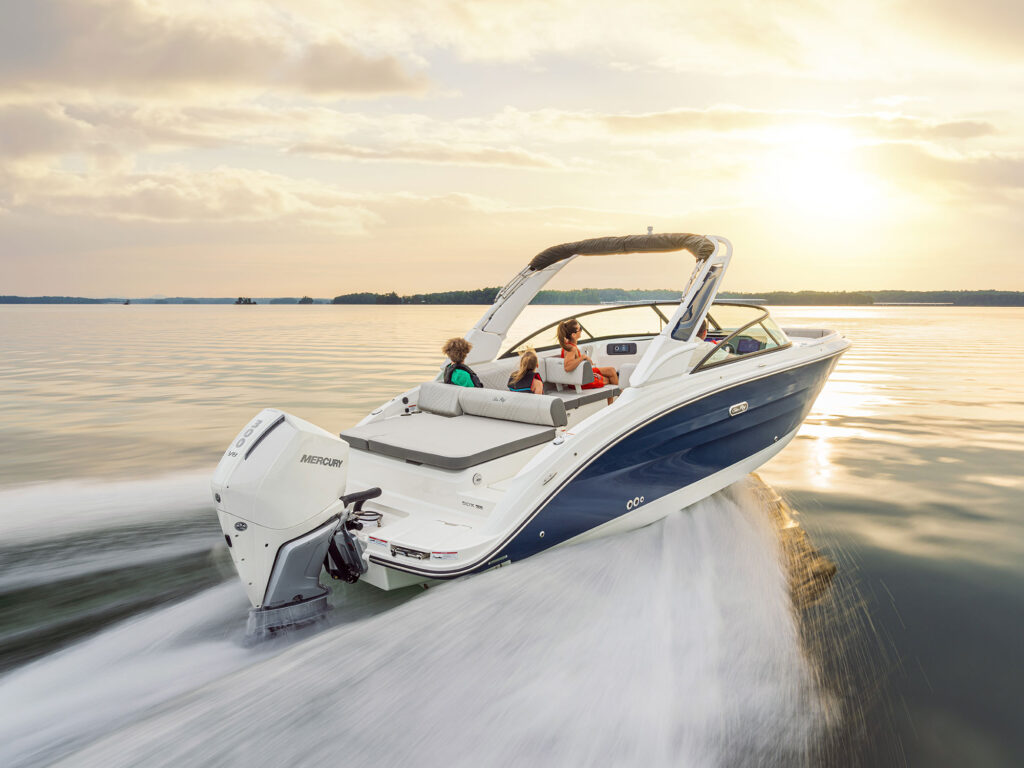 Sea Ray SDX 250 OB aft sunpad