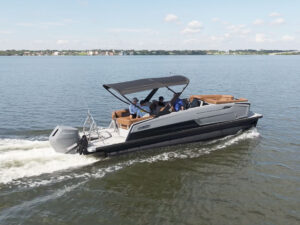 Balise Horizon pontoon boat cruising