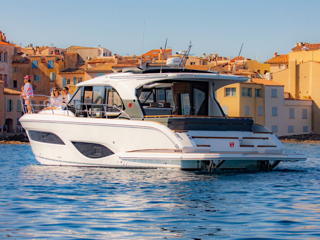 Marex 440 near the coast